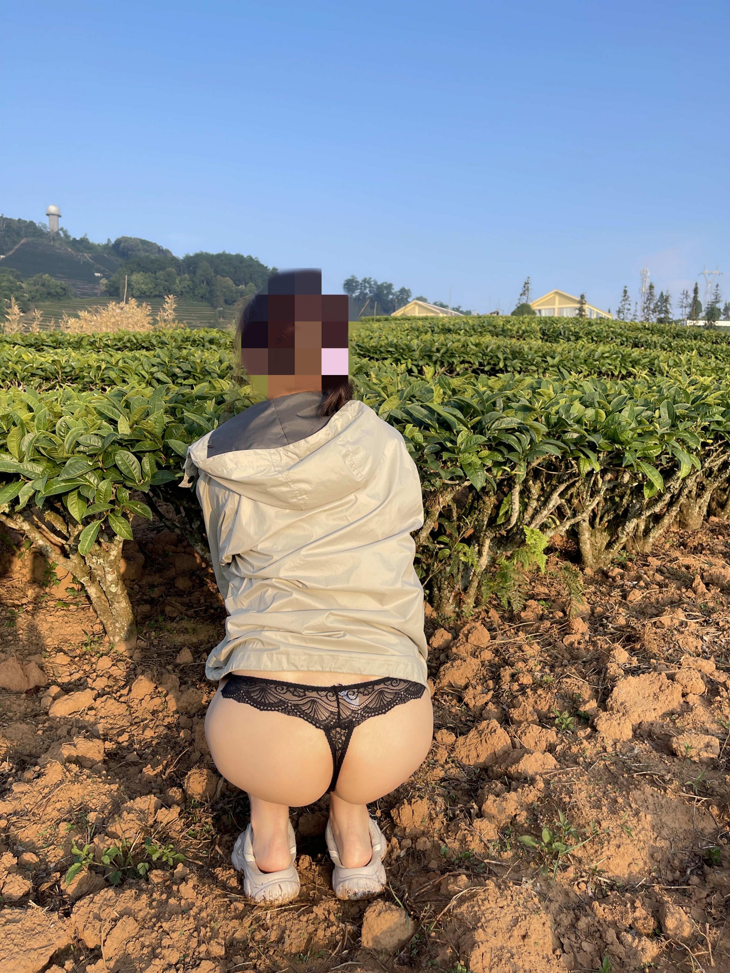 露出拍照 身体和大自然一起展现才有骚气侧露的感觉 让更多人欣赏到骚妻的美体