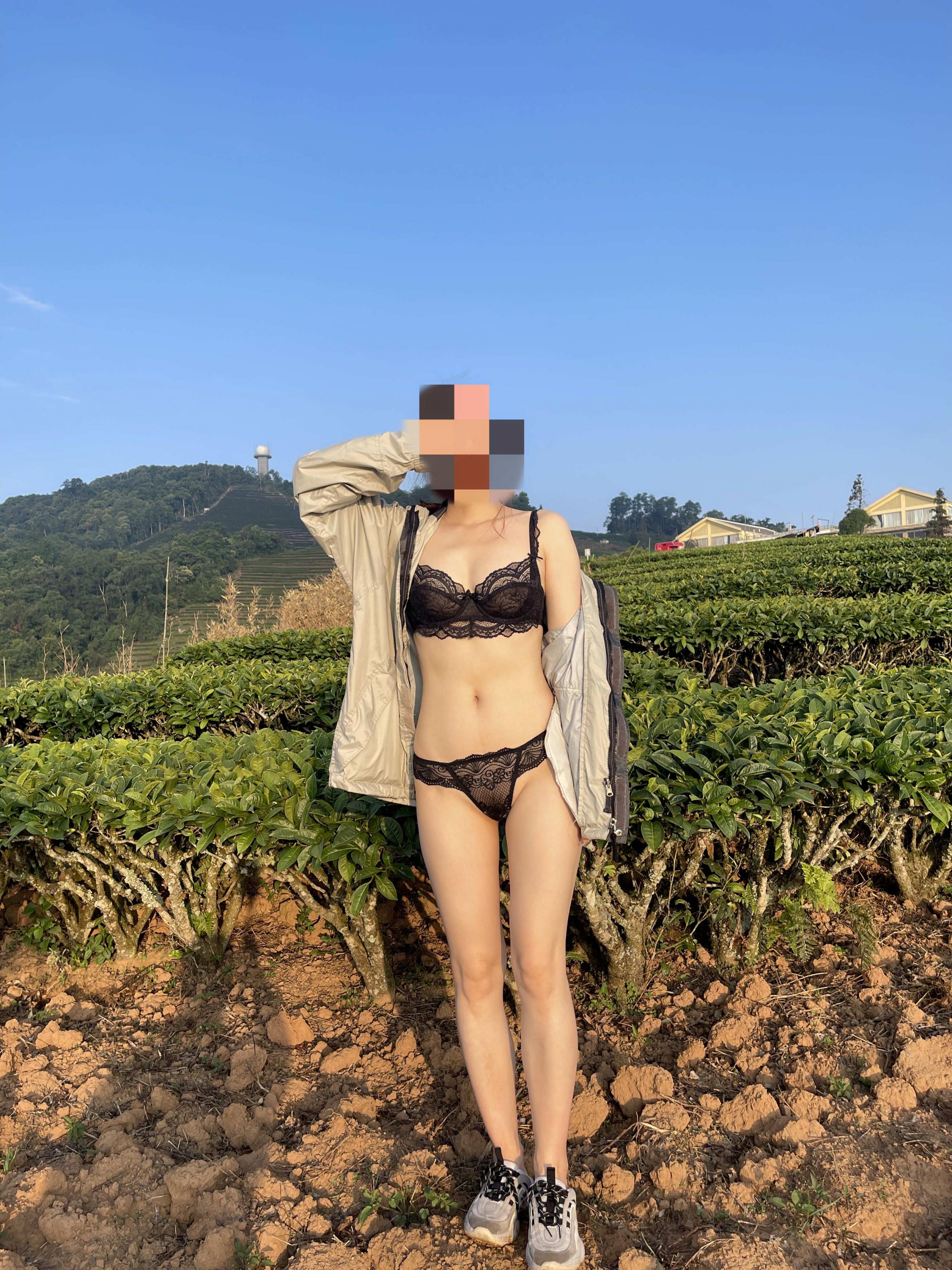 露出拍照 身体和大自然一起展现才有骚气侧露的感觉 让更多人欣赏到骚妻的美体