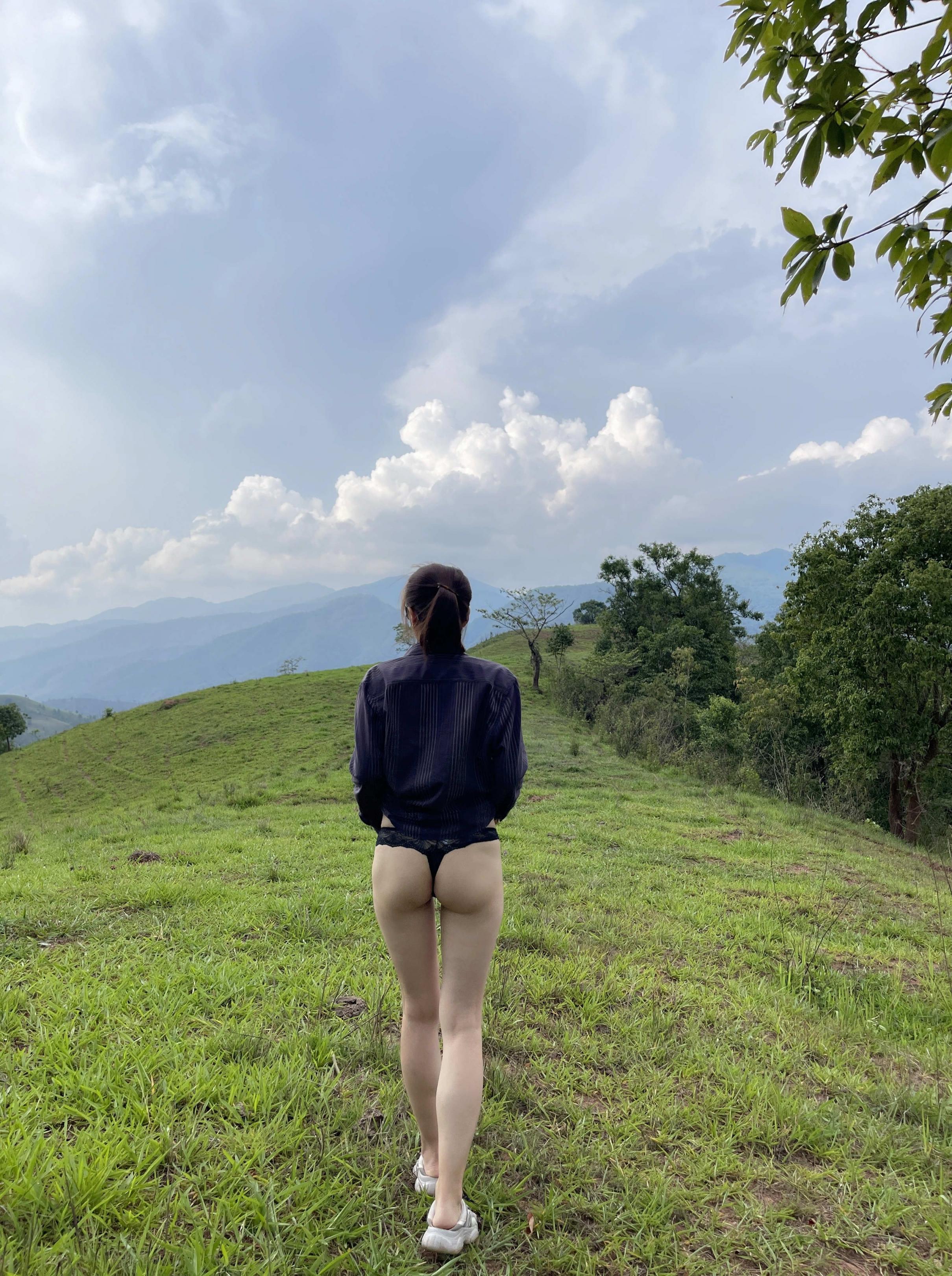 露出拍照 身体和大自然一起展现才有骚气侧露的感觉 让更多人欣赏到骚妻的美体