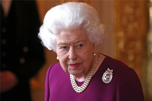 42年前，英国女王侧身骑马，被一名17岁少年射了6枪却毫发无伤