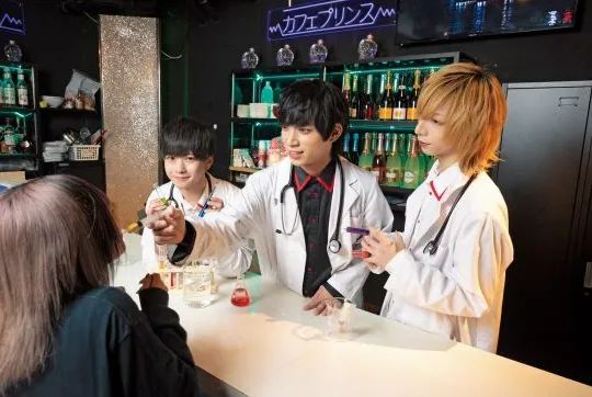 日本女孩爱去的低配版牛郎店，堪称性转版女仆咖啡厅