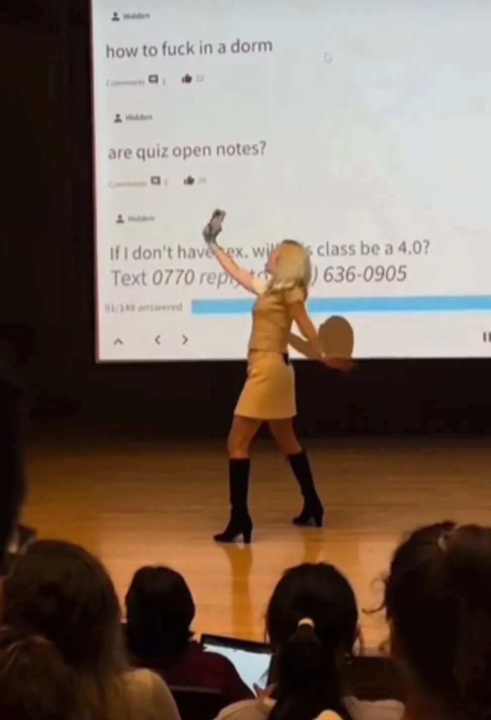 在讲台上狂扭拍tiktok的大学教授，被学生追问是否开通onlyfans