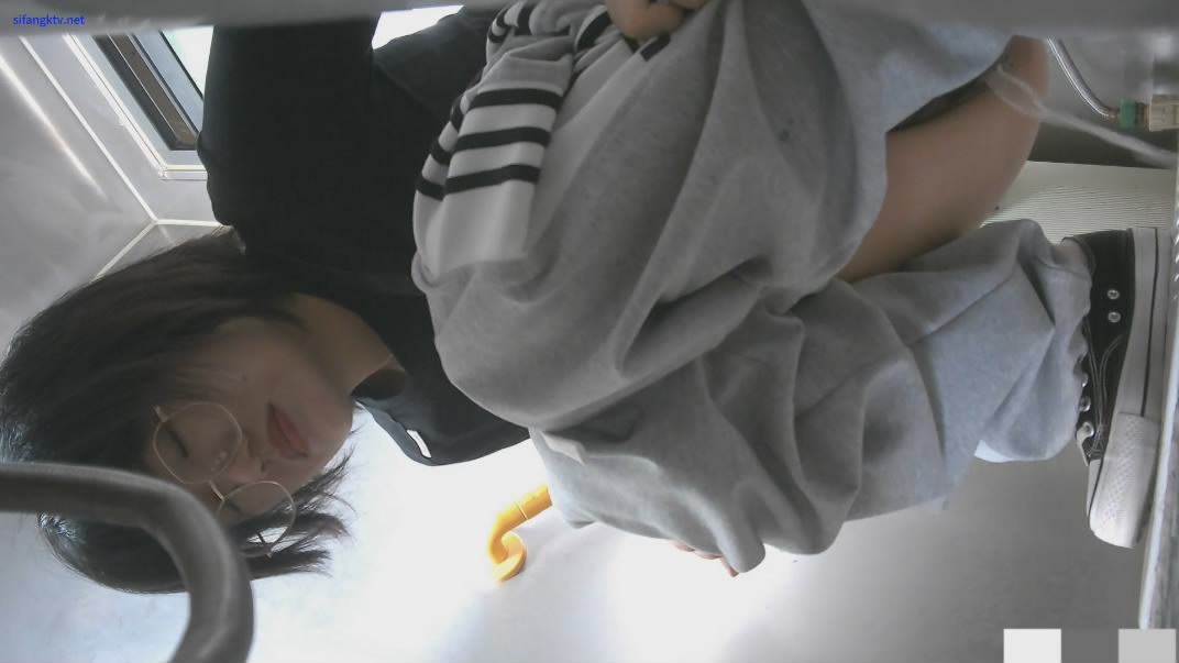 潜入师范学院附近公厕露脸偷拍学妹尿尿红手机非常高跟靓女