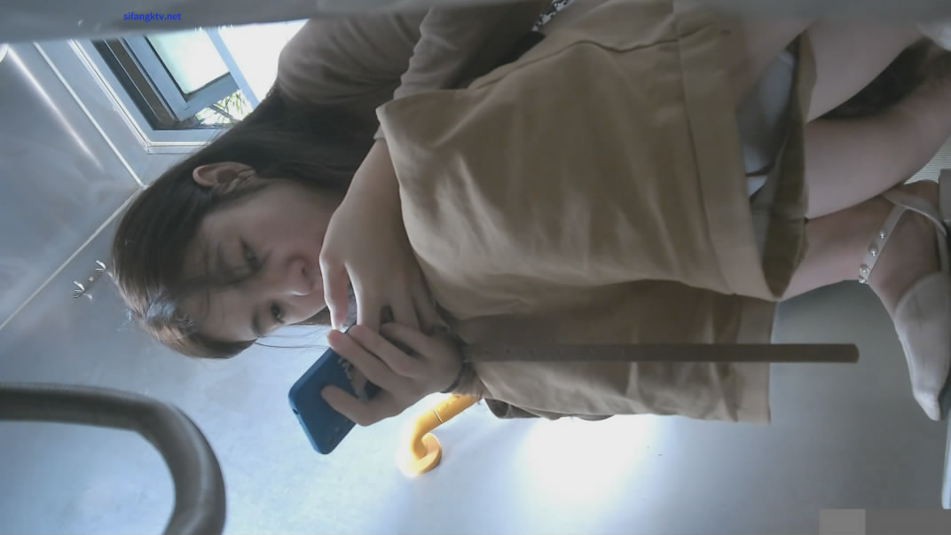 潜入师范学院附近公厕露脸偷拍学妹尿尿红手机非常高跟靓女