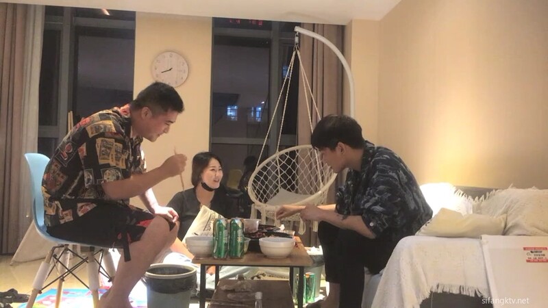 饮酒作乐，酒店里活色生香操屄不停