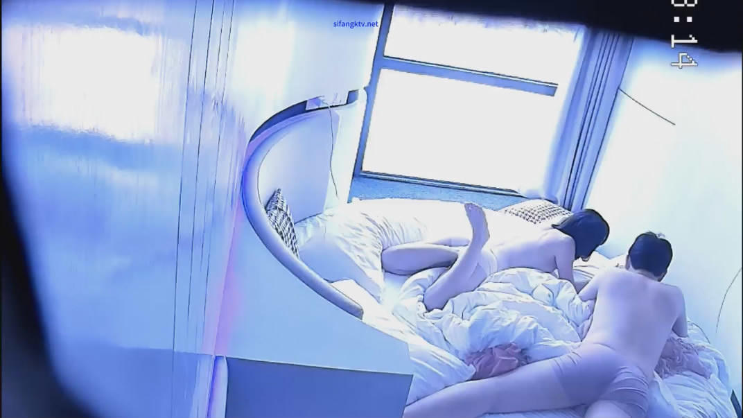 新流出酒店TP高校附近学生炮房可爱美乳学妹阴毛超长说话嗲嗲的很好听被男友侧入