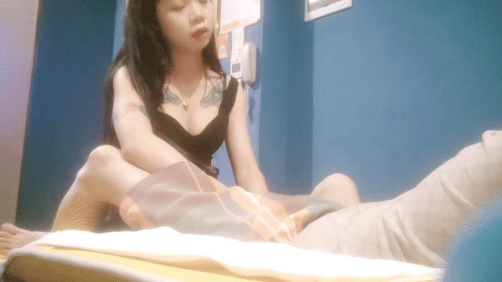 胸前翅膀纹身女技师，抓着手往奶子上摸，骑在身上磨蹭，摸摸搞搞很舒服