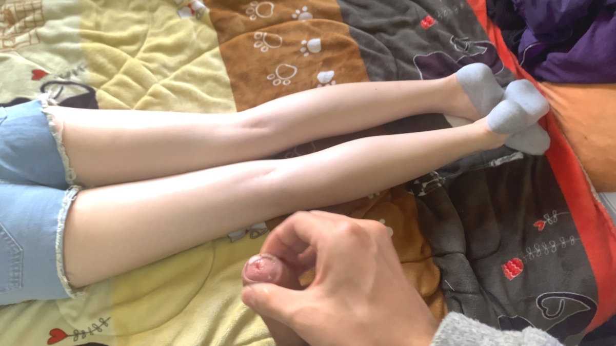 《嫩模私拍泄密》学院派系列！全是极品美乳长腿清纯大学生美眉，换衣时被偸拍摄影师加钱对着大长腿撸射
