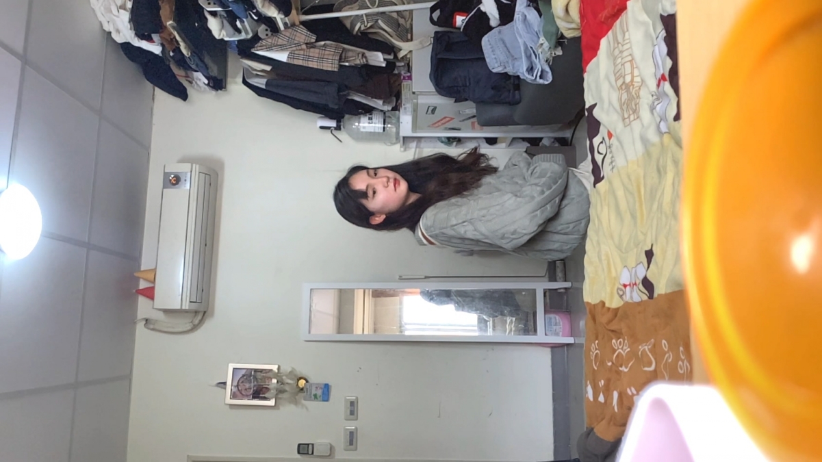 《嫩模私拍泄密》学院派系列！全是极品美乳长腿清纯大学生美眉，换衣时被偸拍摄影师加钱对着大长腿撸射