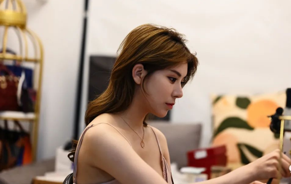 为什么很多女生觉得年入百万是很简单的事？