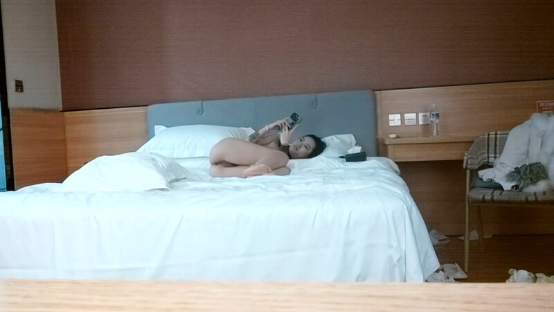 23岁江苏小美女过年不回家想多赚钱，乖巧配合黑丝苗条，激情爆操呻吟动听