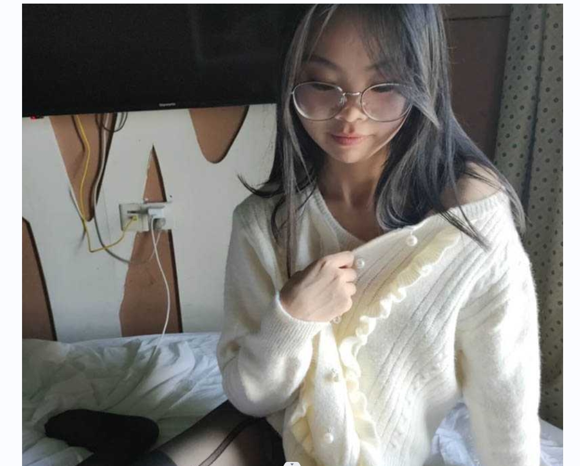 中南财经政法大学陈燕闷骚眼镜妹口活一流身材优秀 性感长腿情趣黑丝大尺度私拍 跪舔享受深喉操嘴的快感