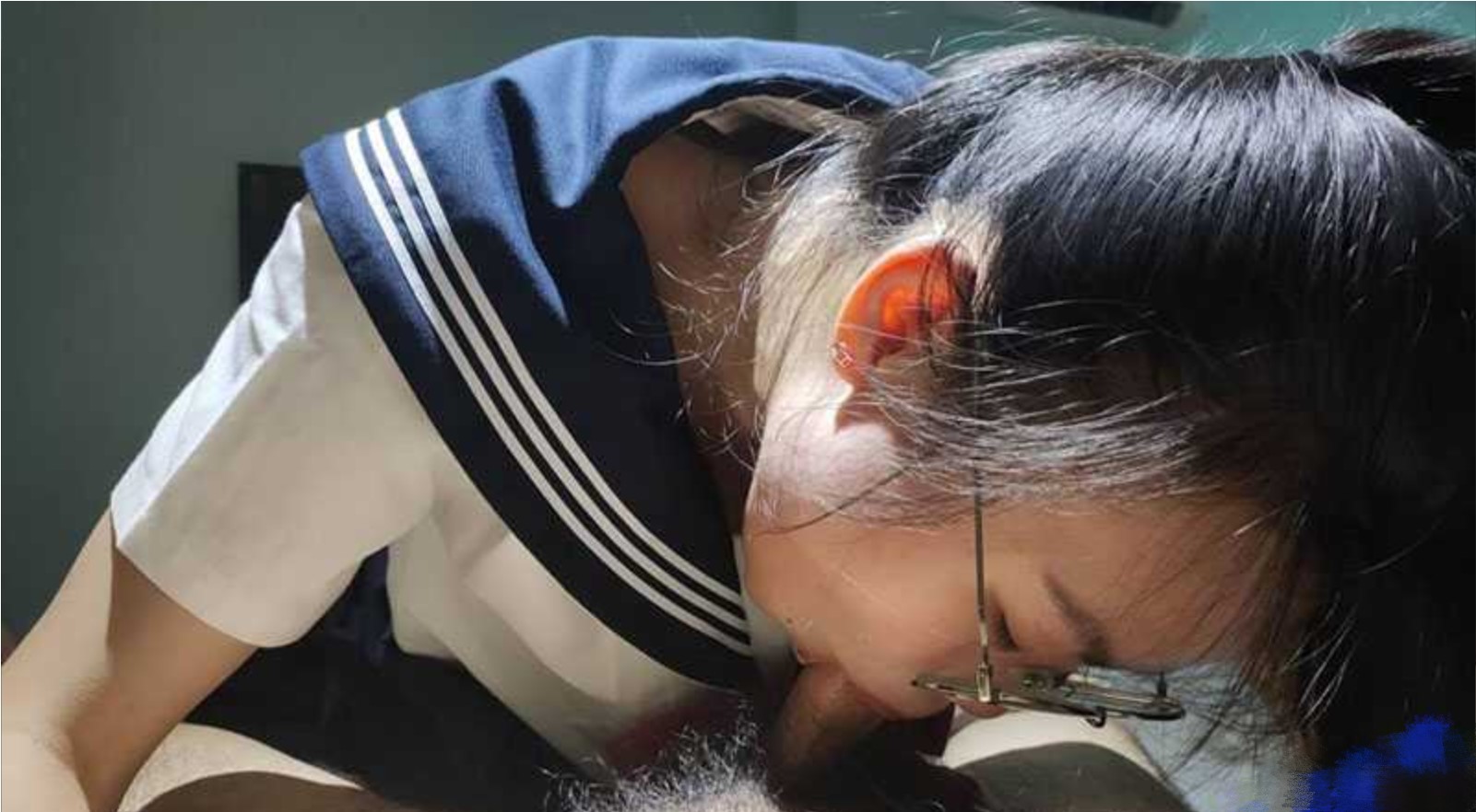 中南财经政法大学陈燕闷骚眼镜妹口活一流身材优秀 性感长腿情趣黑丝大尺度私拍 跪舔享受深喉操嘴的快感
