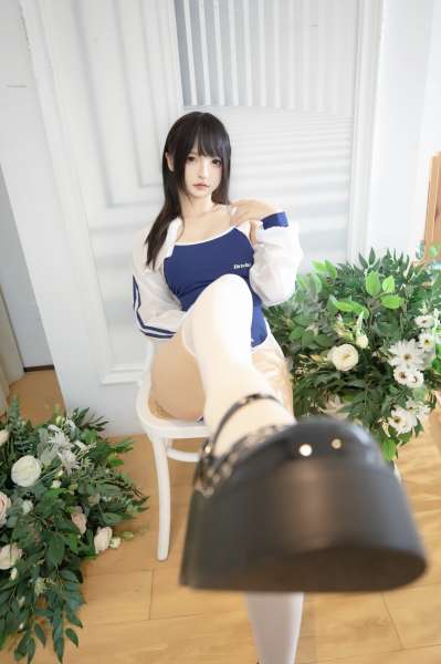 神楽坂真冬，纯欲白丝，点燃你内心的火，足控福利