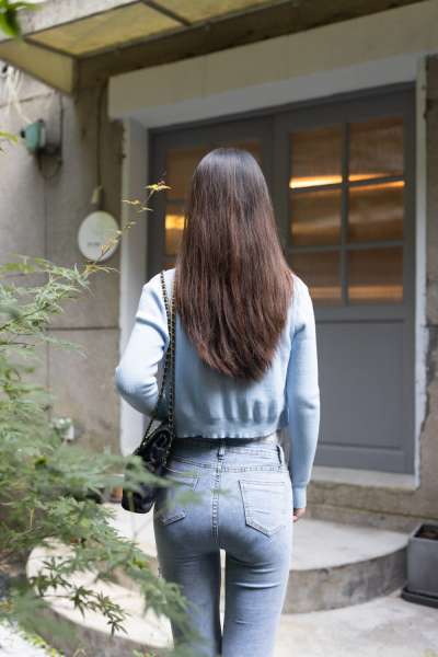 牛仔裤大长腿清秀女孩儿