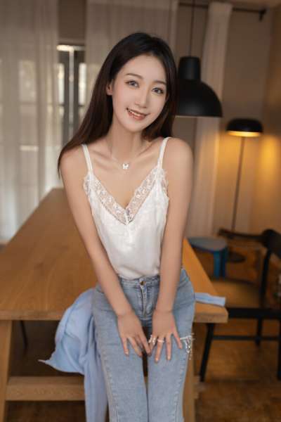 牛仔裤大长腿清秀女孩儿