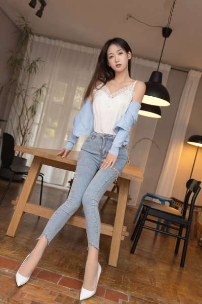 牛仔裤大长腿清秀女孩儿