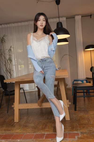 牛仔裤大长腿清秀女孩儿