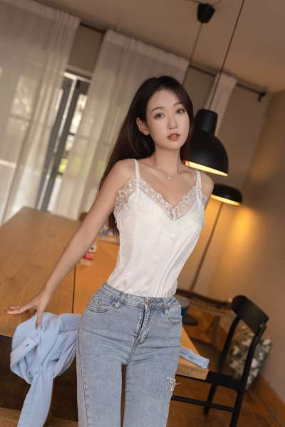 牛仔裤大长腿清秀女孩儿