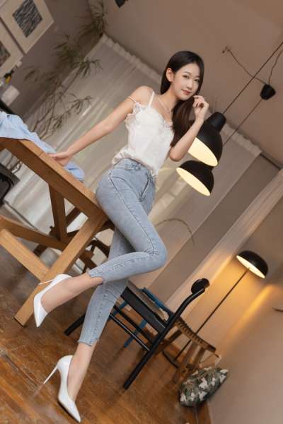 牛仔裤大长腿清秀女孩儿