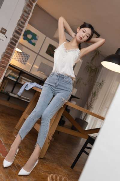 牛仔裤大长腿清秀女孩儿