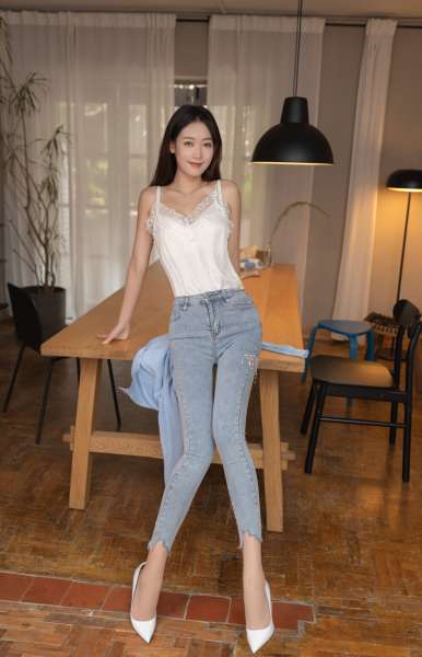 牛仔裤大长腿清秀女孩儿