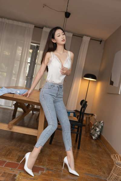 牛仔裤大长腿清秀女孩儿