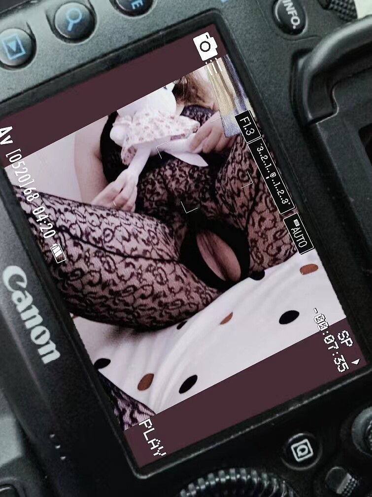 人妻居家摆出M字腿，你要不要用鸡巴冲一下？