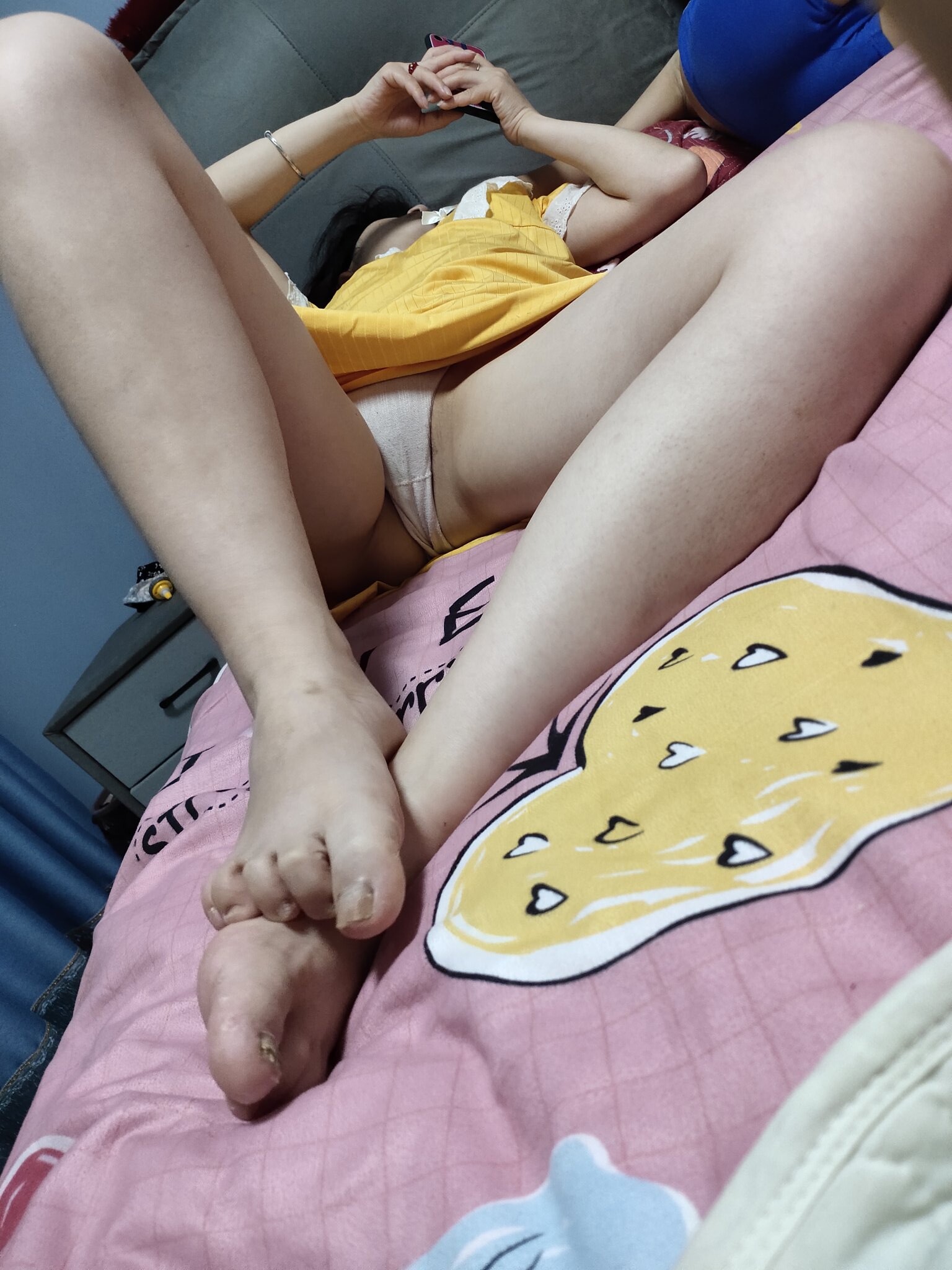 人妻居家摆出M字腿，你要不要用鸡巴冲一下？