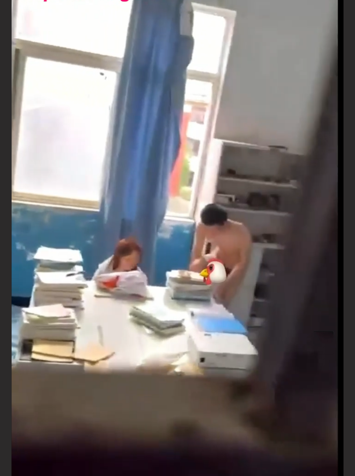 离大谱 -- 云南昆明农业大学学生情侣在教室里啪啪 被多位老师当场堵门！ 直接吓阳痿了！
