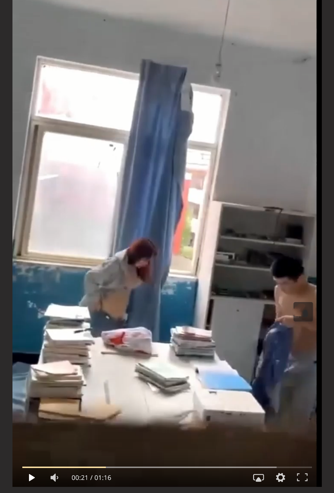 离大谱 -- 云南昆明农业大学学生情侣在教室里啪啪 被多位老师当场堵门！ 直接吓阳痿了！