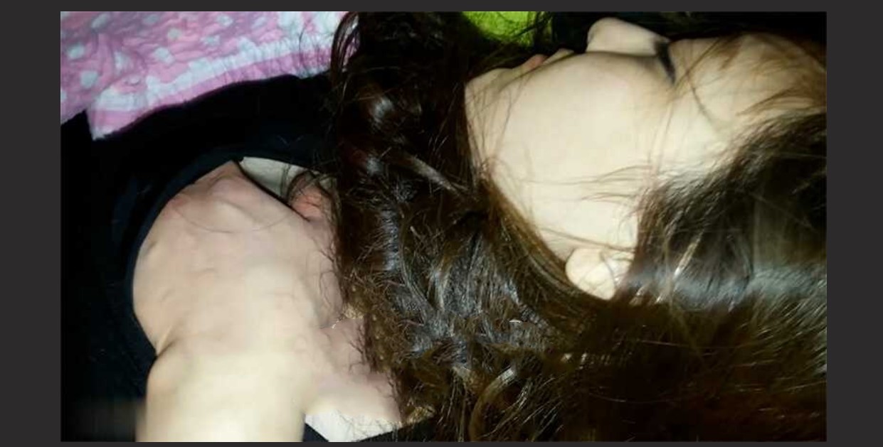 禽兽啊～公司团建送喝醉的美女同事回家 偷偷玩了人家的大奶子和肥美的鲍鱼，居然没敢操！