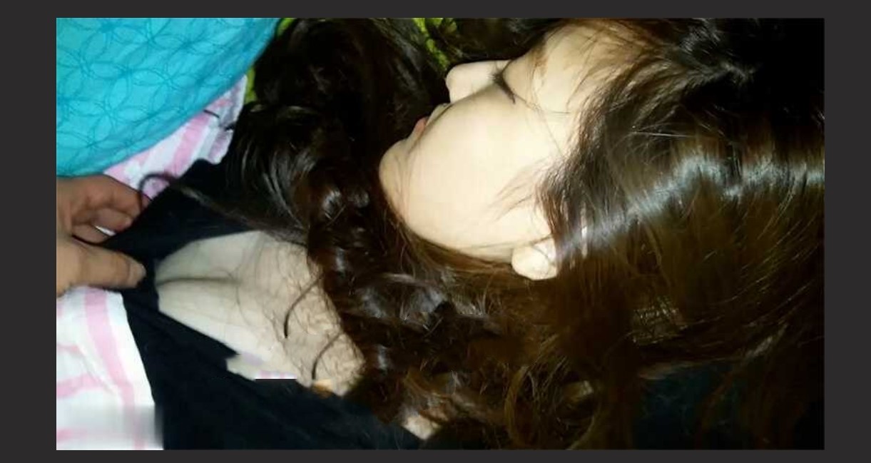 禽兽啊～公司团建送喝醉的美女同事回家 偷偷玩了人家的大奶子和肥美的鲍鱼，居然没敢操！