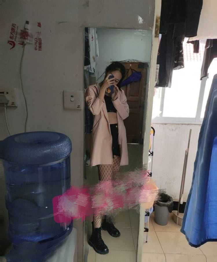 贵州师范大学田学姐～课余时间赚外快 认真吃鸡的样子真迷人呐！