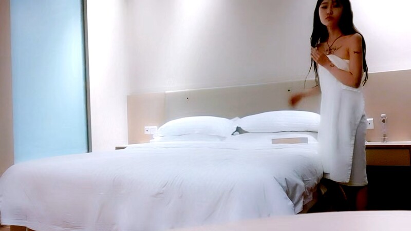 来自江苏的19岁小美女，水多人骚，各种性爱姿势在她身上来一遍，精彩刺激秒硬