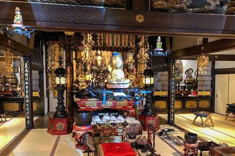 寺庙主持开直播 聘用女仆 组建女团引流 无人机迎佛会