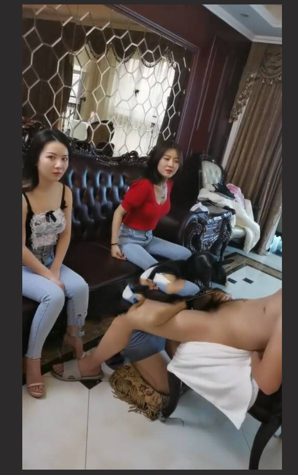 国产经典 大型换妻现场 刺激群交3个小穴三根肉棒轮着操