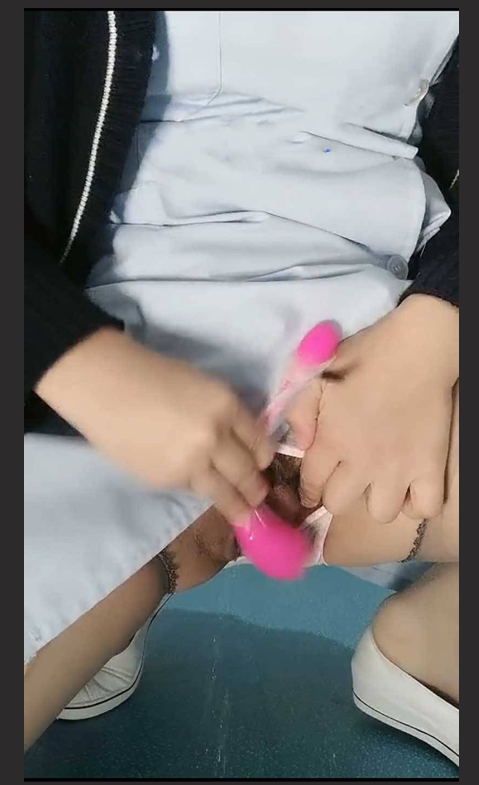 北京某三甲医院反差小护士 值班期间一边看 CT 一边直播自慰到潮吹