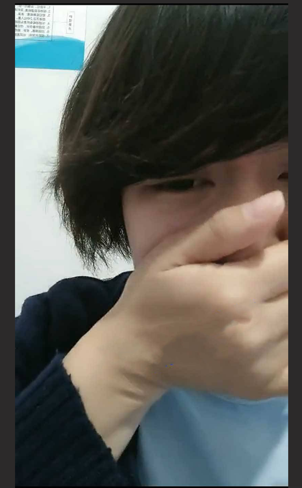 北京某三甲医院反差小护士 值班期间一边看 CT 一边直播自慰到潮吹