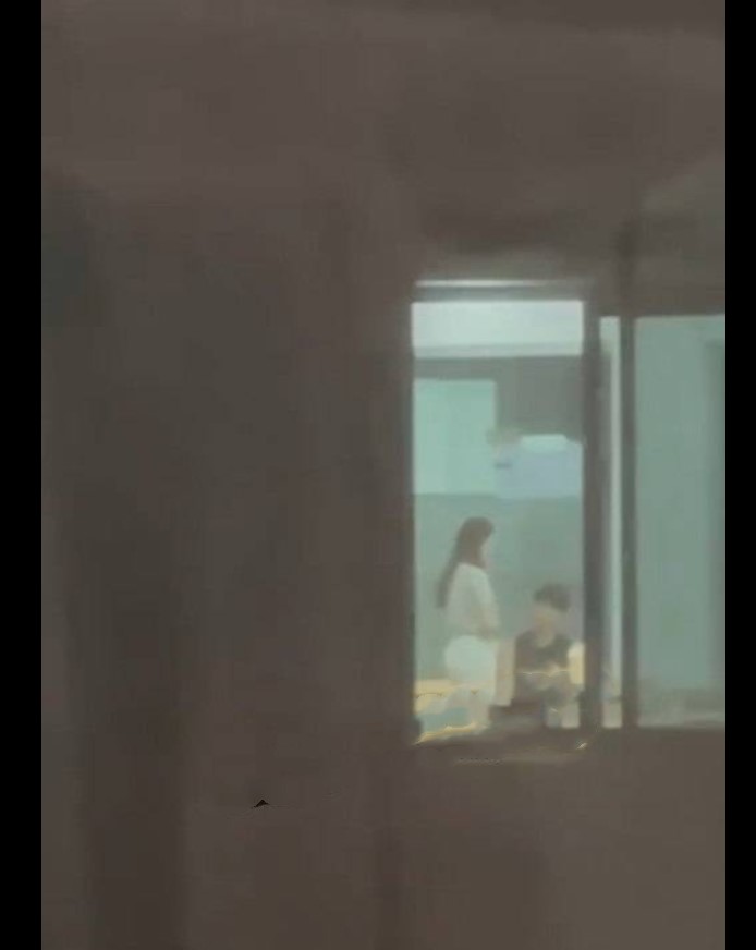 四川传媒学院热瓜！川传小情侣在教室不关灯激情开啪 被吃瓜群众多视角拍摄视频 全校吃瓜