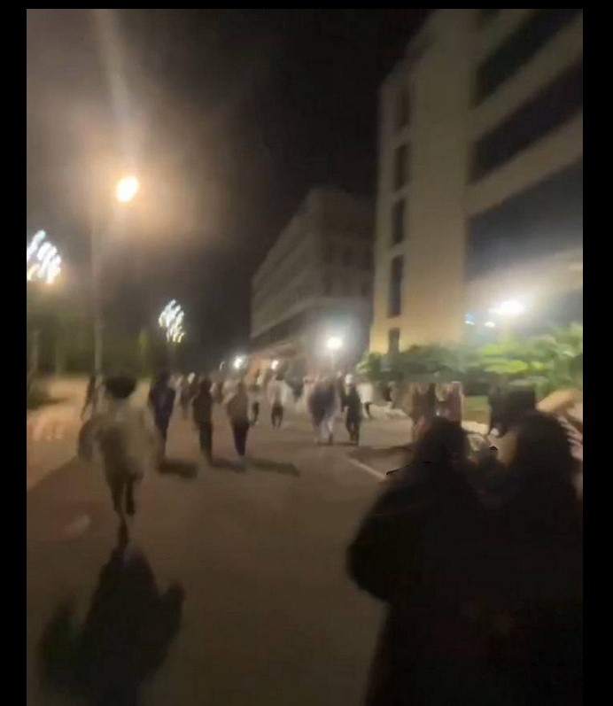 四川传媒学院热瓜！川传小情侣在教室不关灯激情开啪 被吃瓜群众多视角拍摄视频 全校吃瓜
