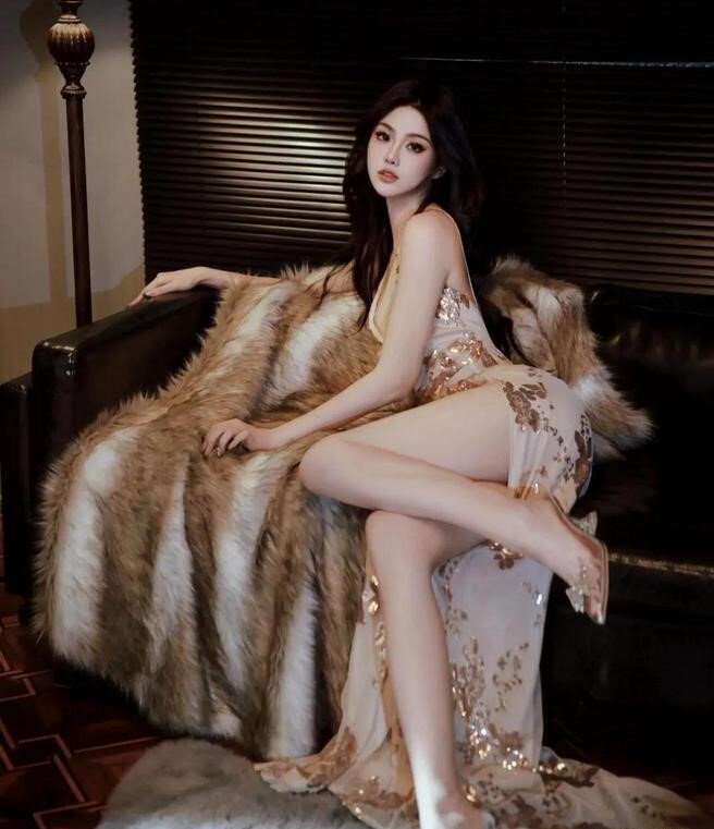 女人总喜欢露大腿，是处于怎样的复杂心理？（附带丝袜美腿）
