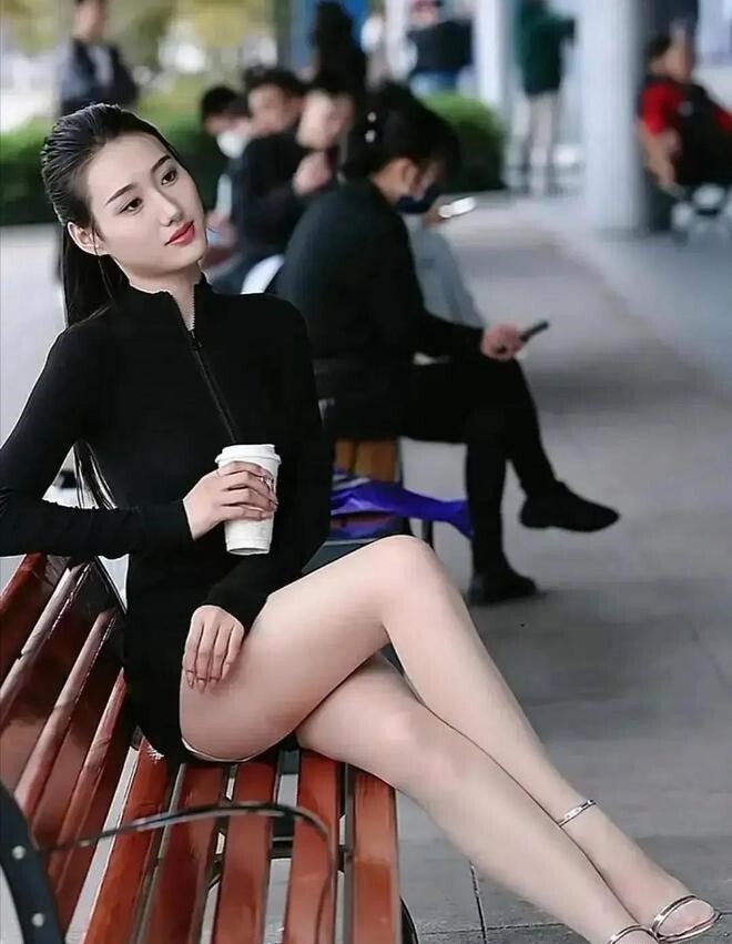 女人总喜欢露大腿，是处于怎样的复杂心理？（附带丝袜美腿）