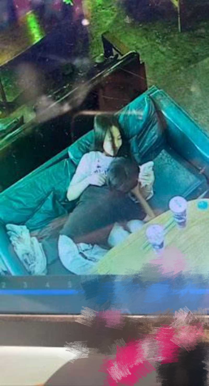 广西玉林仙尼奶茶店口交门事件 被同学认出是本校高冷女神 大型社死现场！