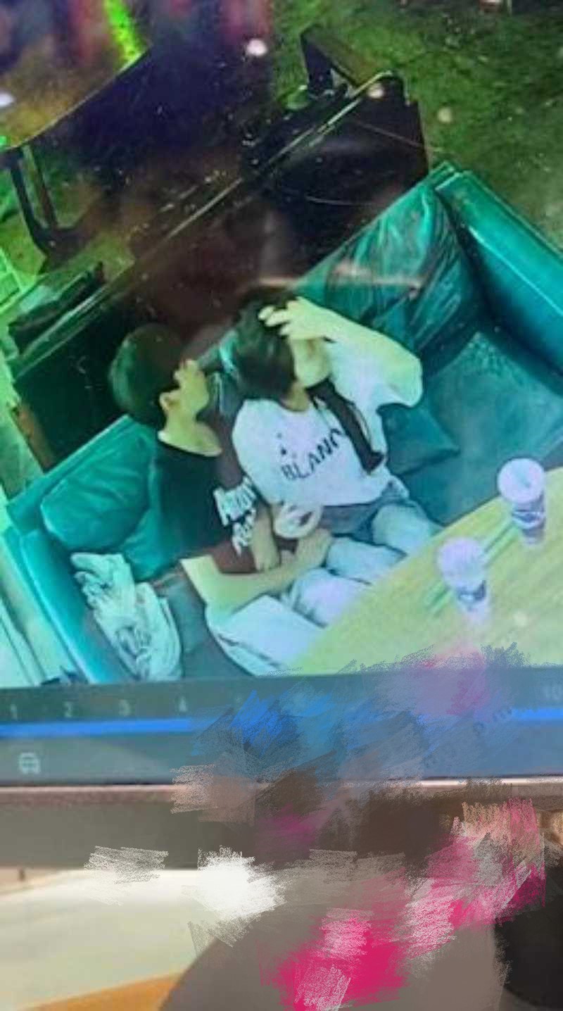 广西玉林仙尼奶茶店口交门事件 被同学认出是本校高冷女神 大型社死现场！