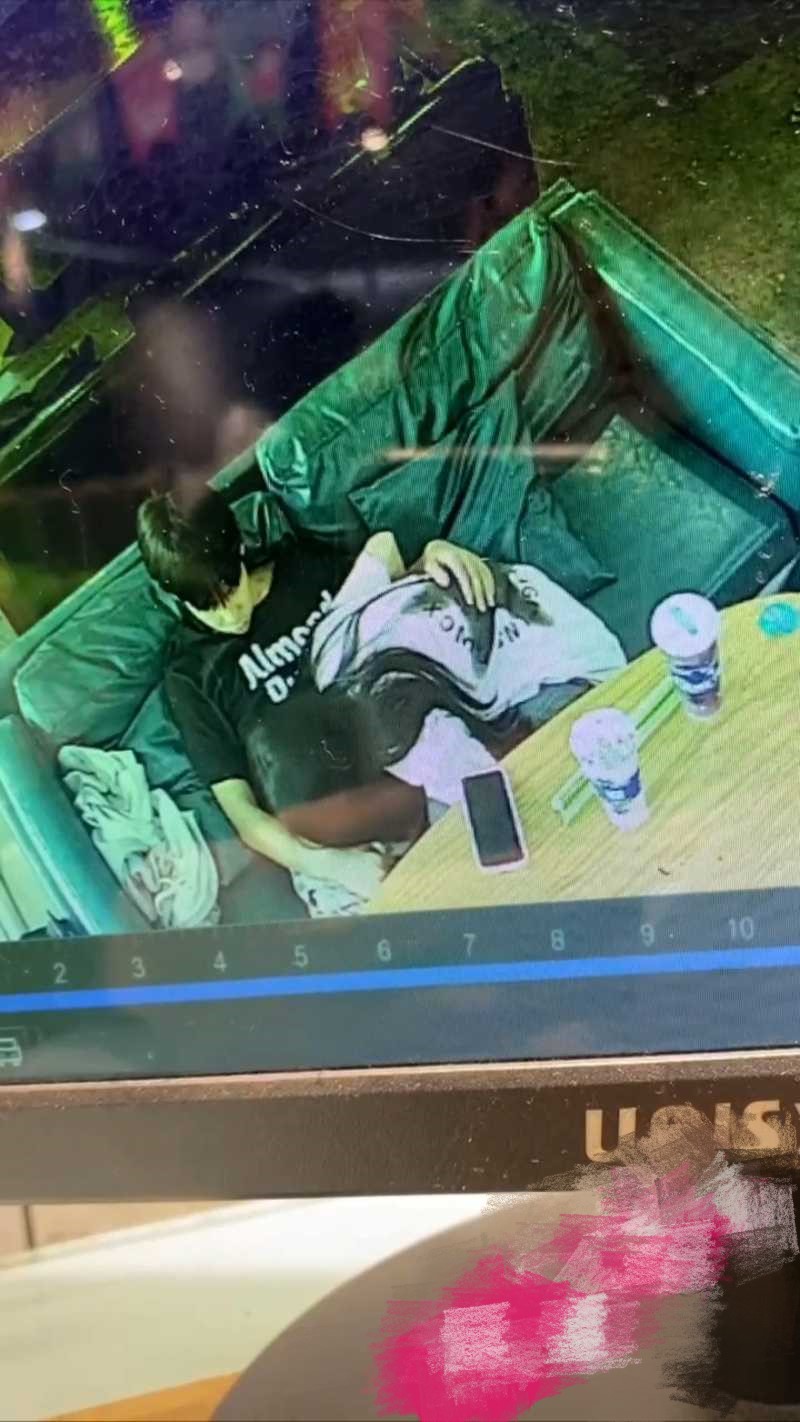 广西玉林仙尼奶茶店口交门事件 被同学认出是本校高冷女神 大型社死现场！
