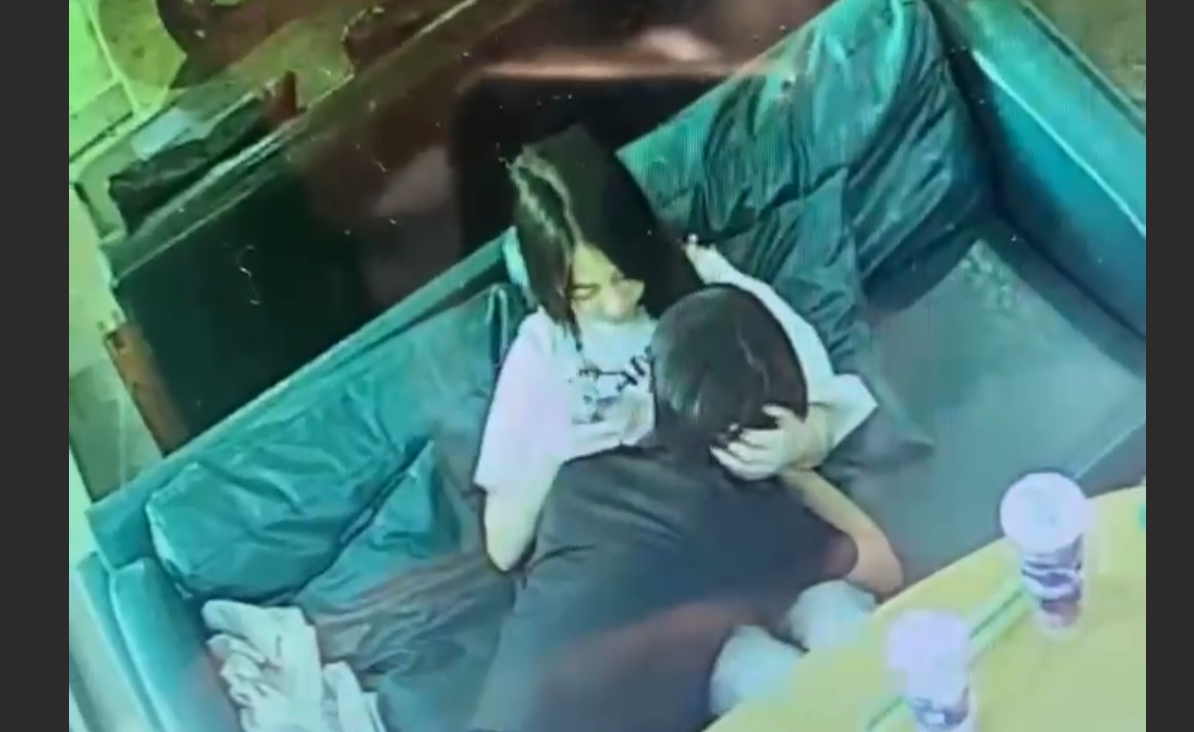 广西玉林仙尼奶茶店口交门事件 被同学认出是本校高冷女神 大型社死现场！