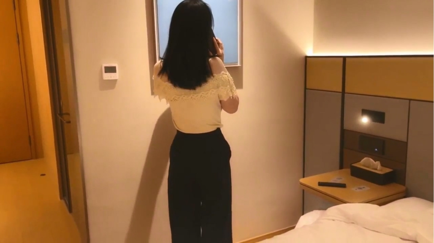 刺激绿帽打电话给老公 告诉老公在和同事加班穿着衣服就被操了 饥渴的小荡妇女白领偷情泄密流出