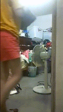 偷窥少妇洗香香 皮肤白皙身材苗条 洗一半阿姨进来了 脱下衣服母女同洗