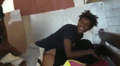 几个黑鬼死死地按着美女便迫不及待地掏出大屌插入，没艹两下另一个黑鬼便拉开对方艹了起来！